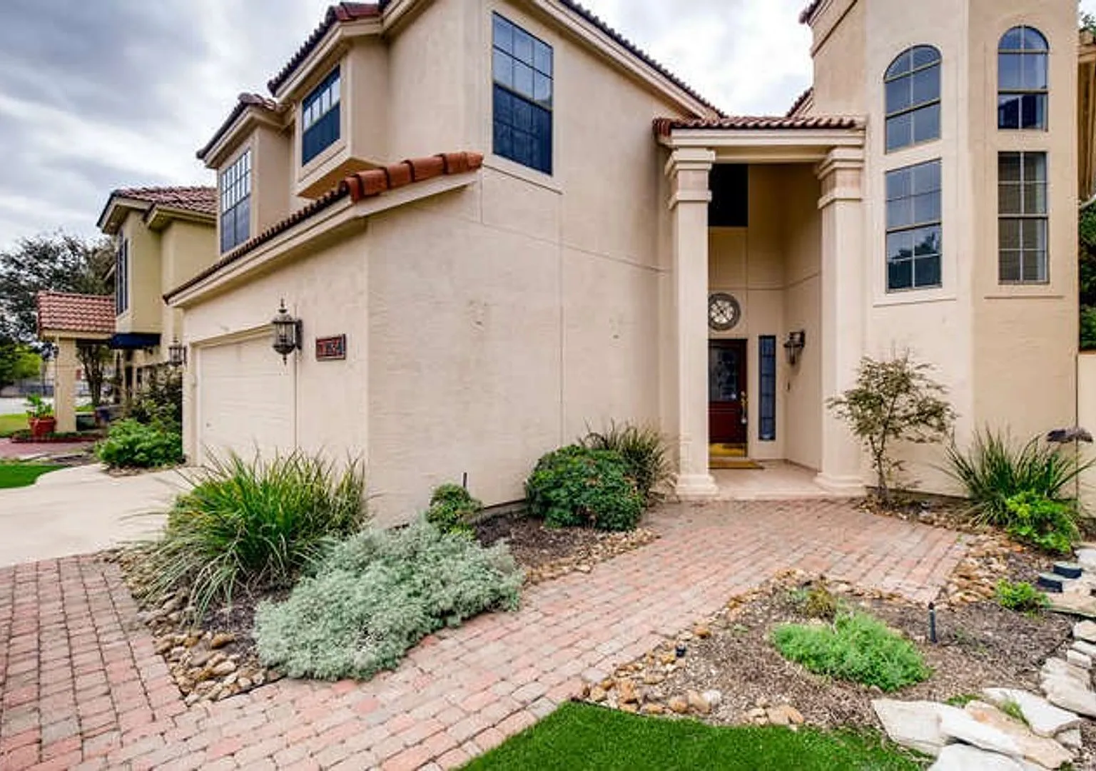 Custom 3 BR/2.5 Bath in N.E. San Antonio — Photo 2