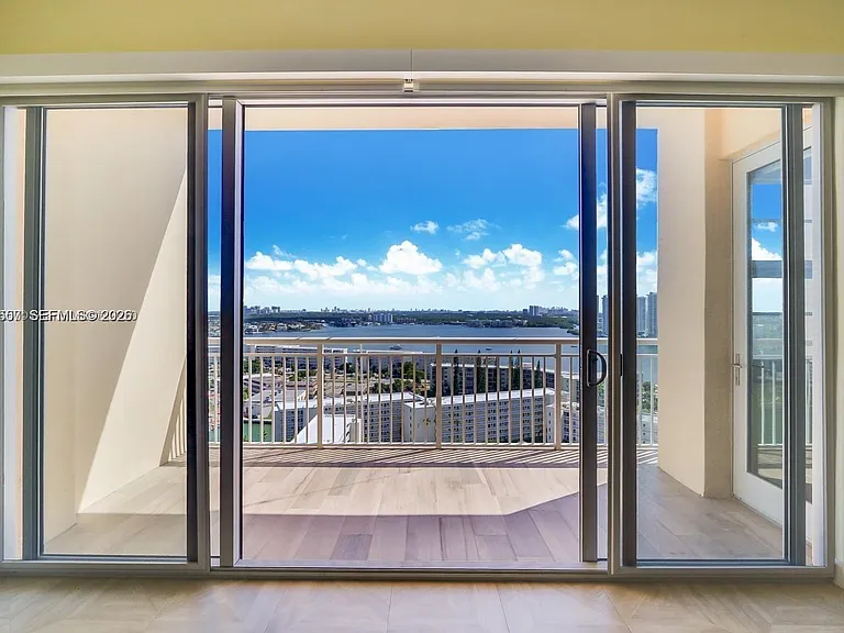 18031 Biscayne Blvd #Penthouse 01 — Photo 2