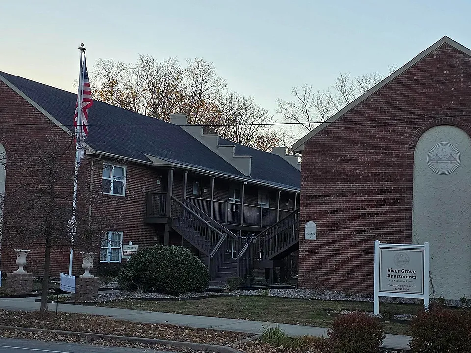 1002 E Main St