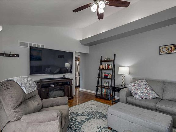 4th image of 737 Southshire Dr