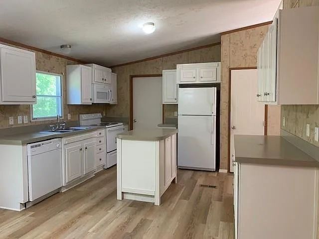 95 Janice Dr — Photo 3