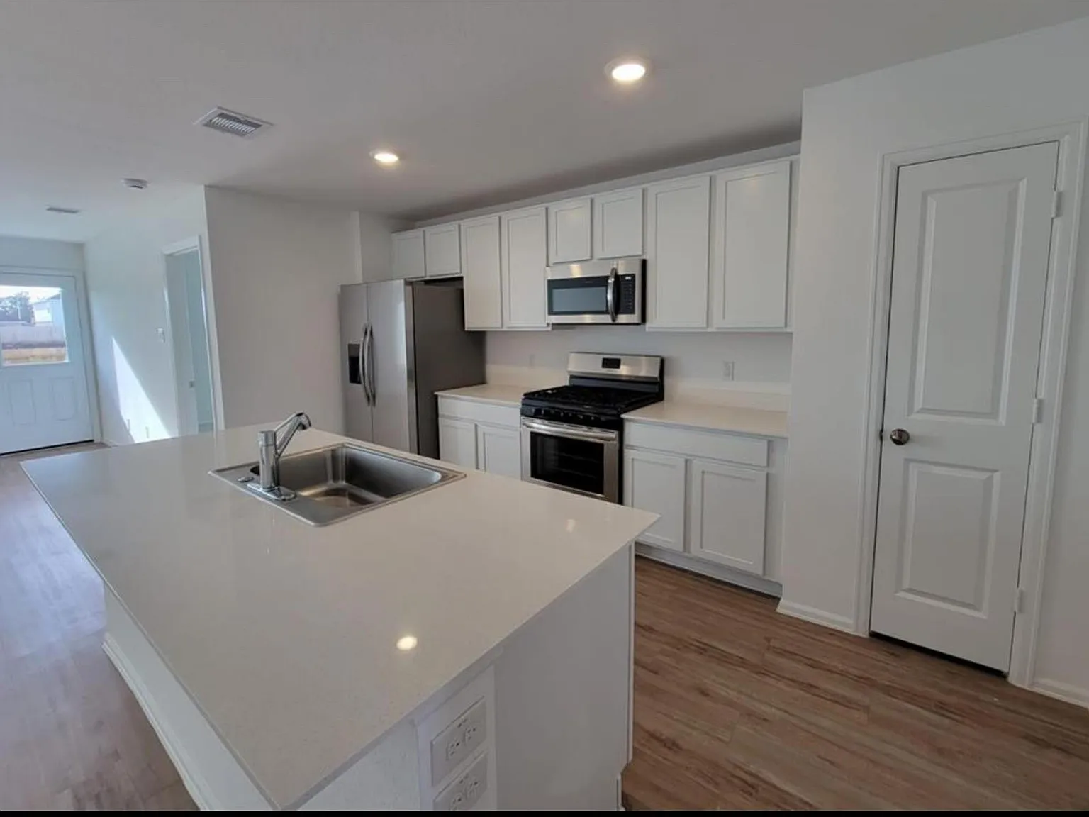 4 bed, 2.0 bath, 1765 sqft, $2,250 — Photo 3