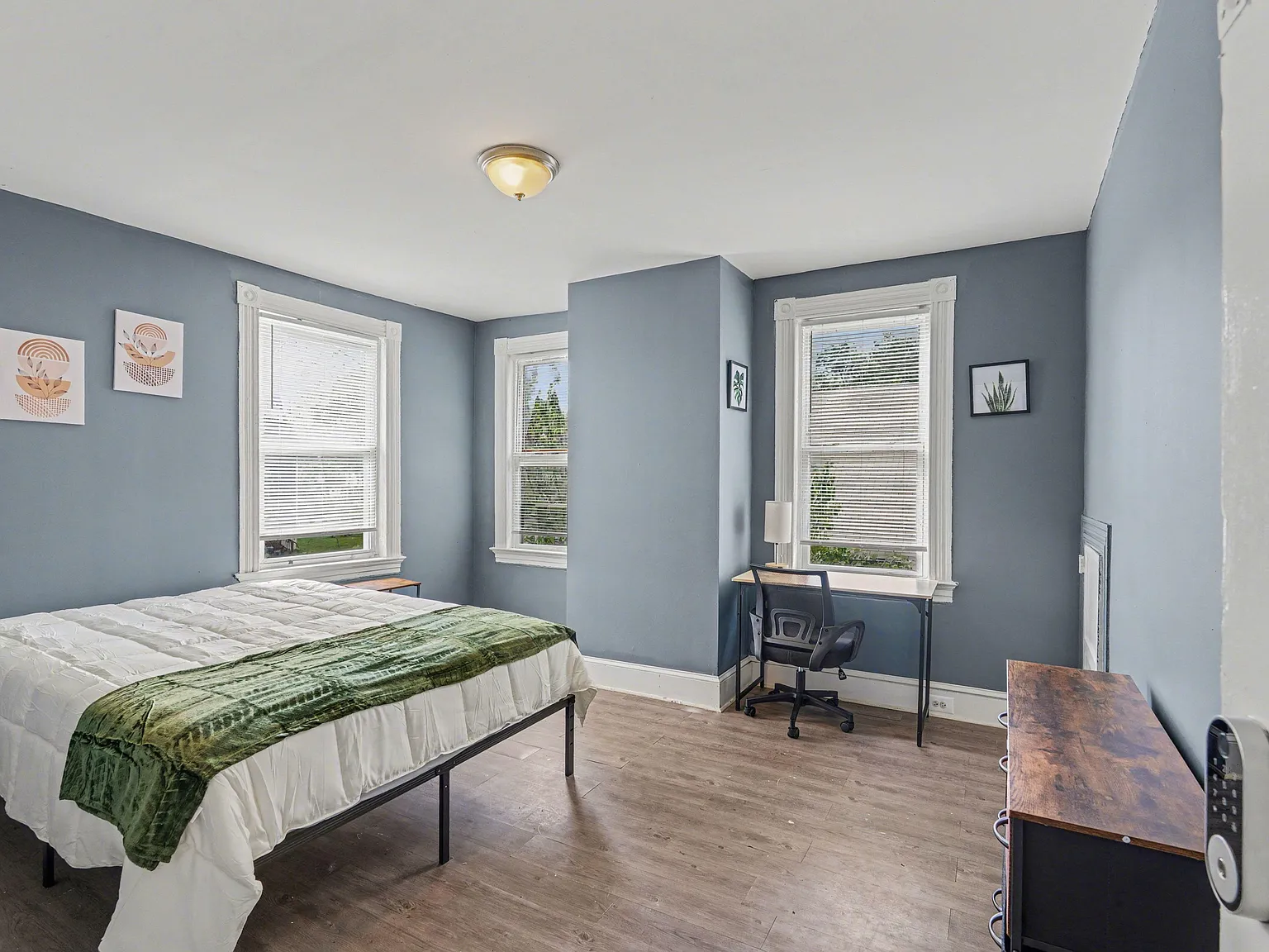4 bed, 1.0 bath, 3793 sqft, $754 — Photo 2