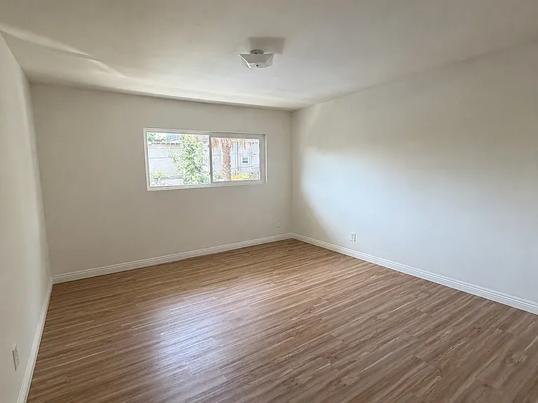 2421 N Beachwood Dr #2 — Photo 13