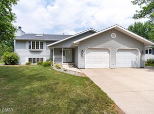 3392 Primrose Ct, Grand Forks, ND 58201
