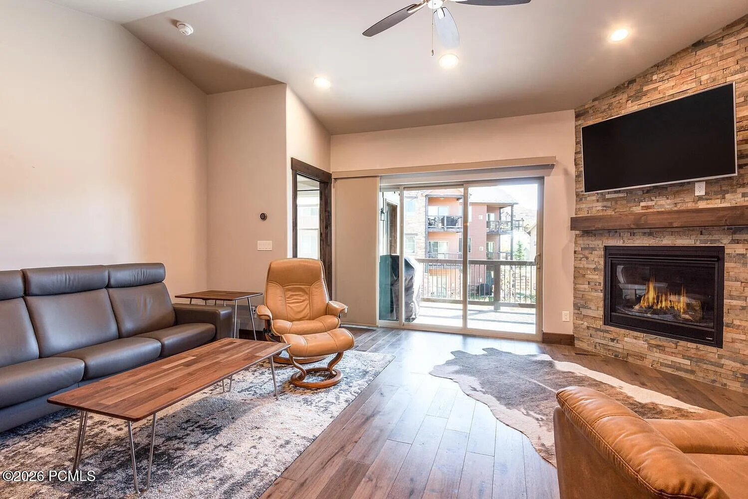 3 bed, 2.5 bath, 2494 sqft, $3,400 — Photo 3