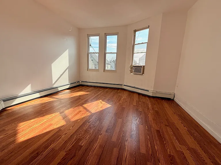 35 W 47th St — Photo 8