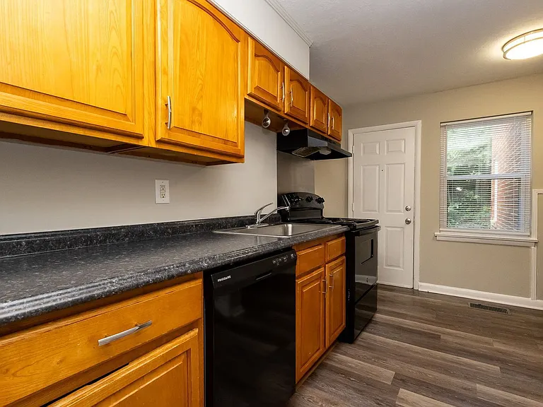 305 Sunrise Ln #B — Photo 8