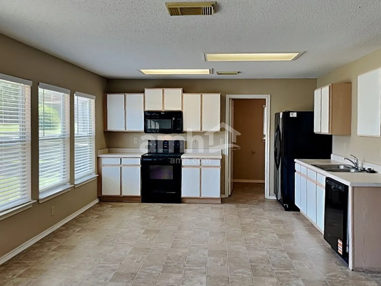 3 bed, 2.5 bath, 2340 sqft, $1,720 — Photo 3