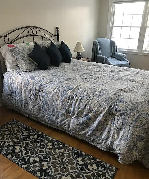 Second upstairs bedroom- queen