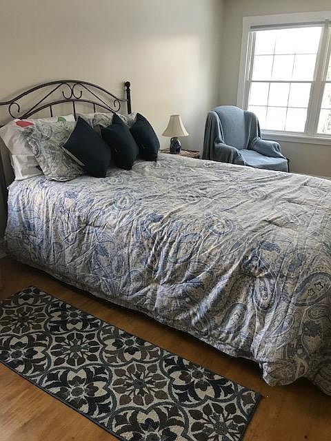 Second upstairs bedroom- queen