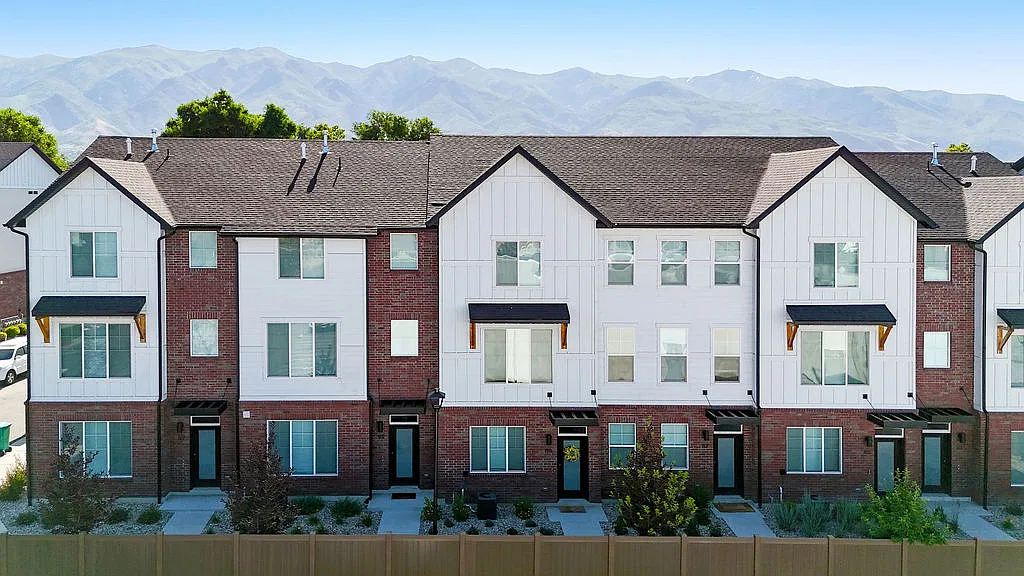 2 bed, 2.5 bath, 1292 sqft, $1,899 — Photo 1