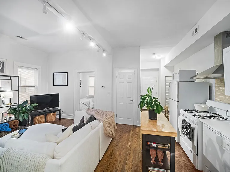 2642 N Marshfield Ave — Photo 46