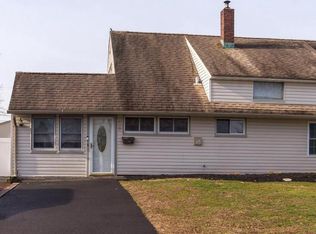 35 Red Maple Ln, Levittown, PA 19055