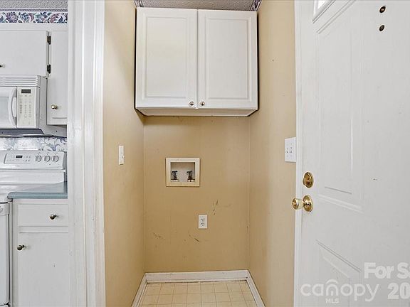 4th image of 411 Patio Rd