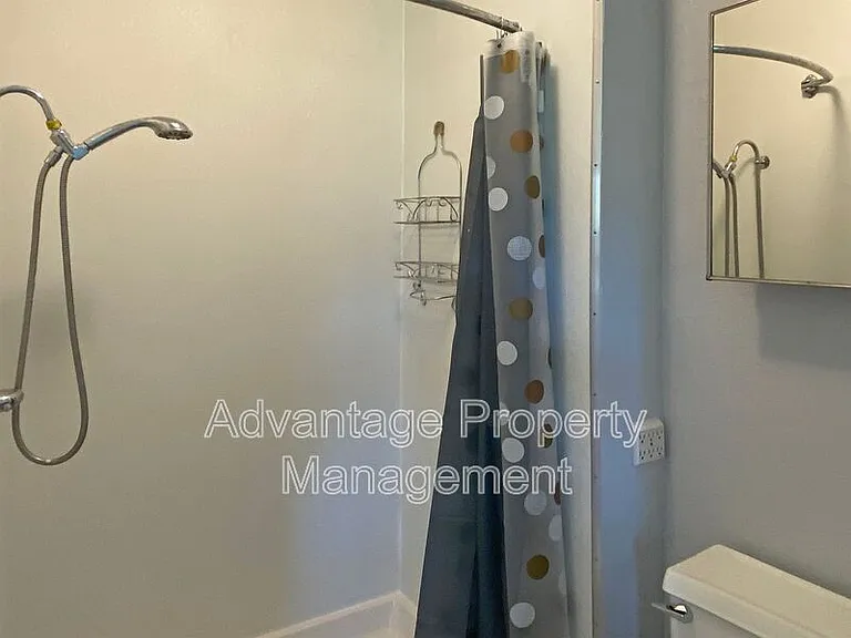 1415 W 4th St — Photo 10