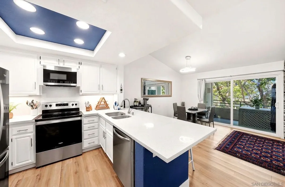 2 bed, 914 sqft, $2,995 — Photo 4