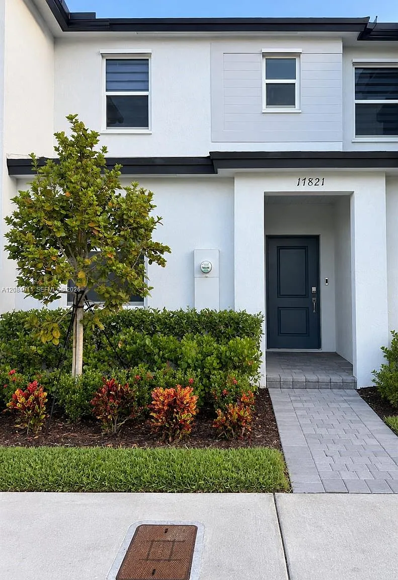 3 bed, 3.0 bath, 1300 sqft, $2,600 — Photo 1