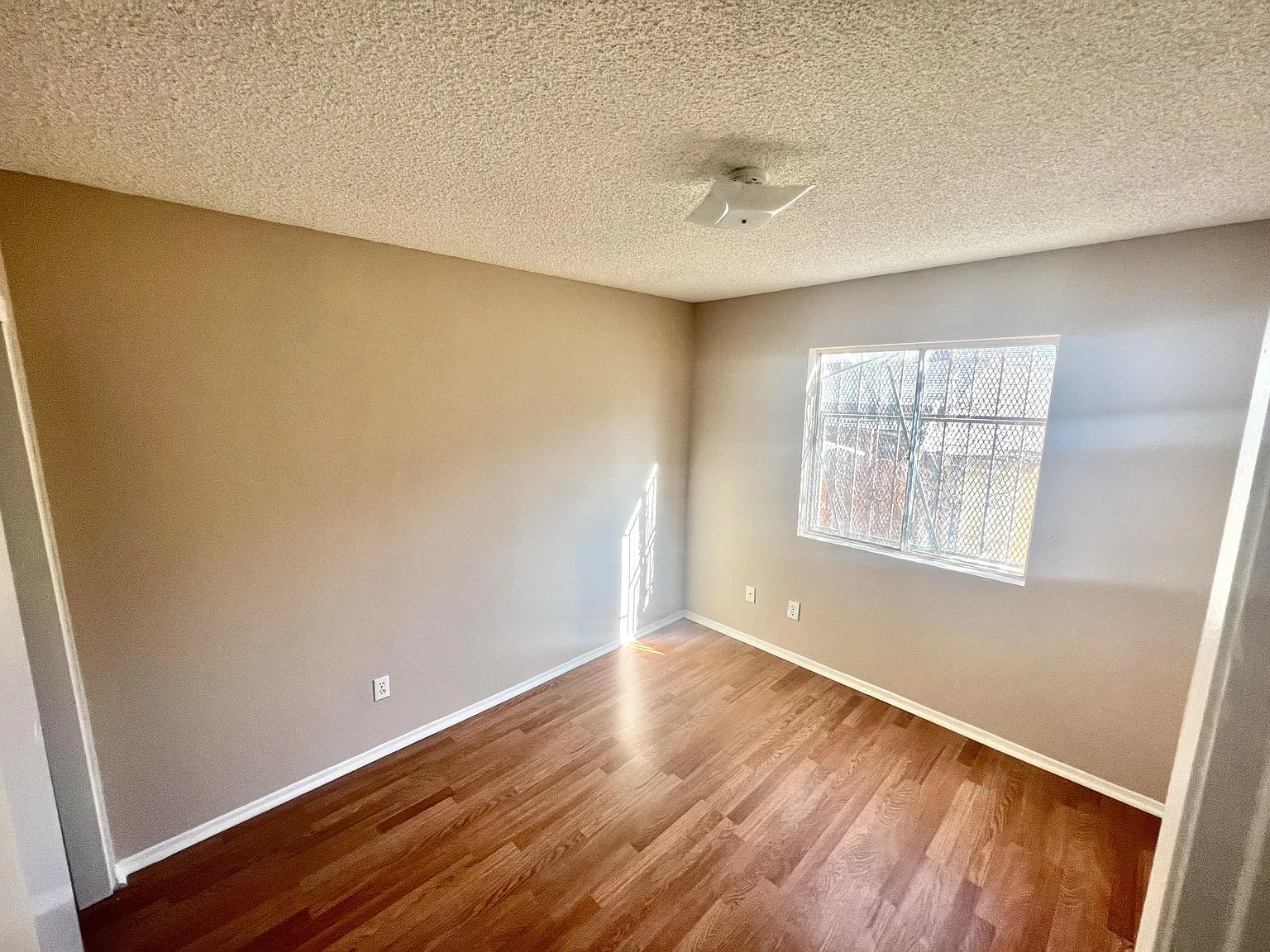 3 bed, 950 sqft, $3,100 — Photo 4