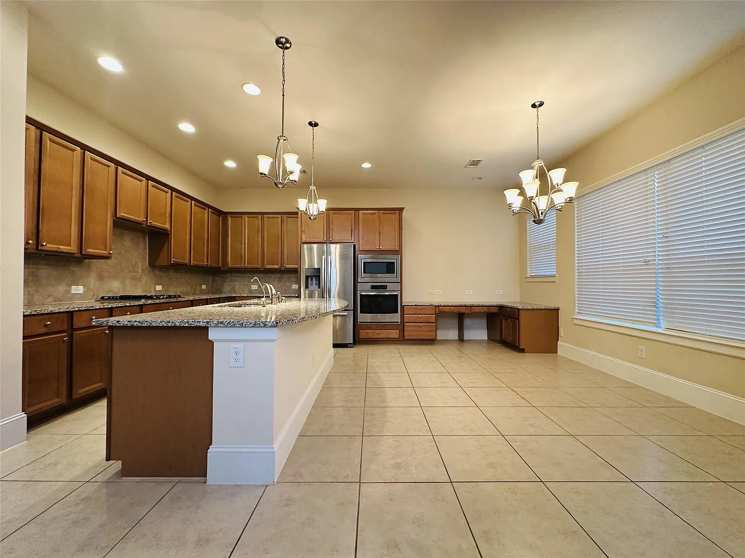 3 bed, 2.5 bath, 2011 sqft, $2,550 — Photo 3