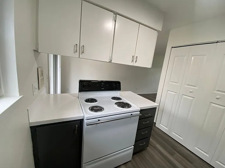 Pleasant Square Apartments — Photo 14