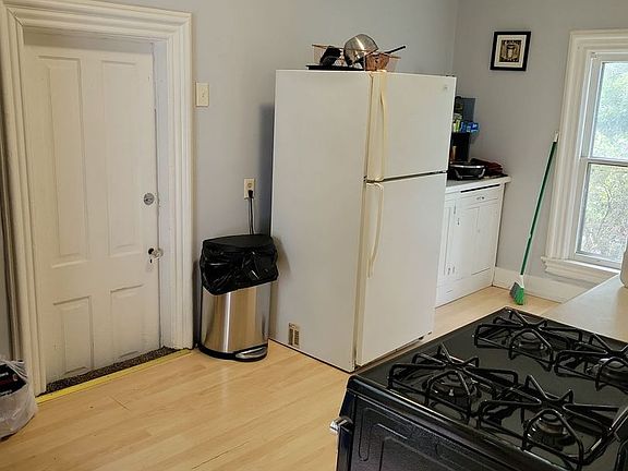 4th image of 722 W Cedar St