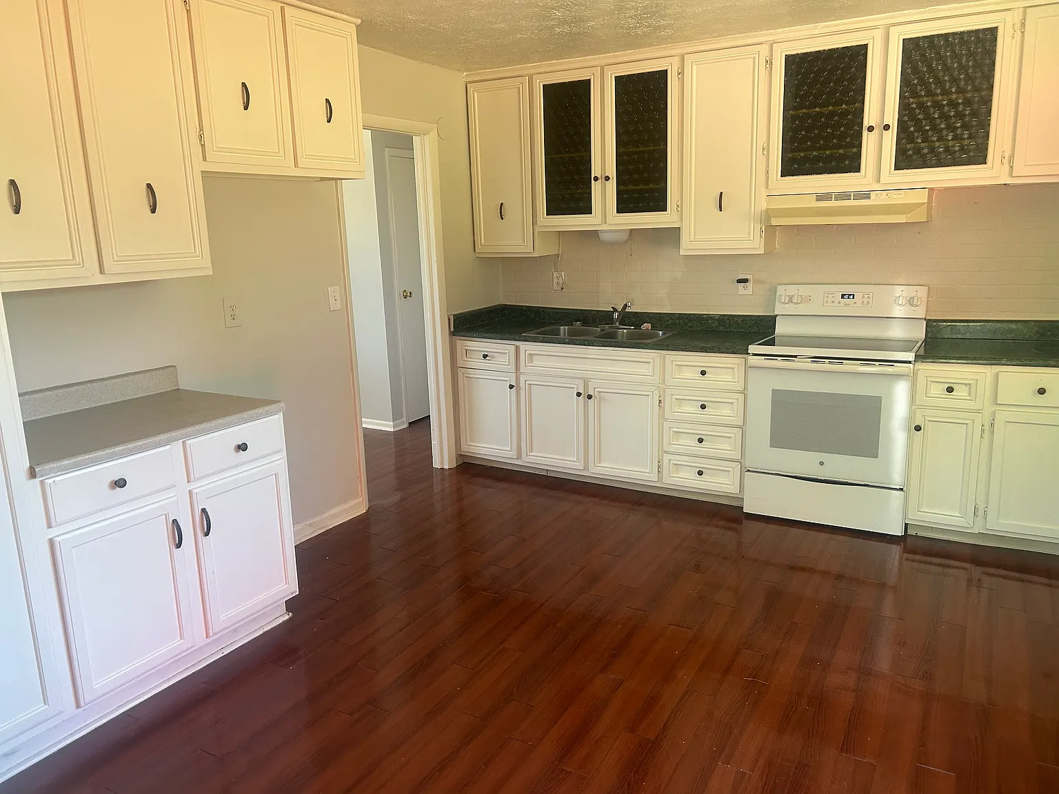 3 bed, 1000 sqft, $1,300 — Photo 2