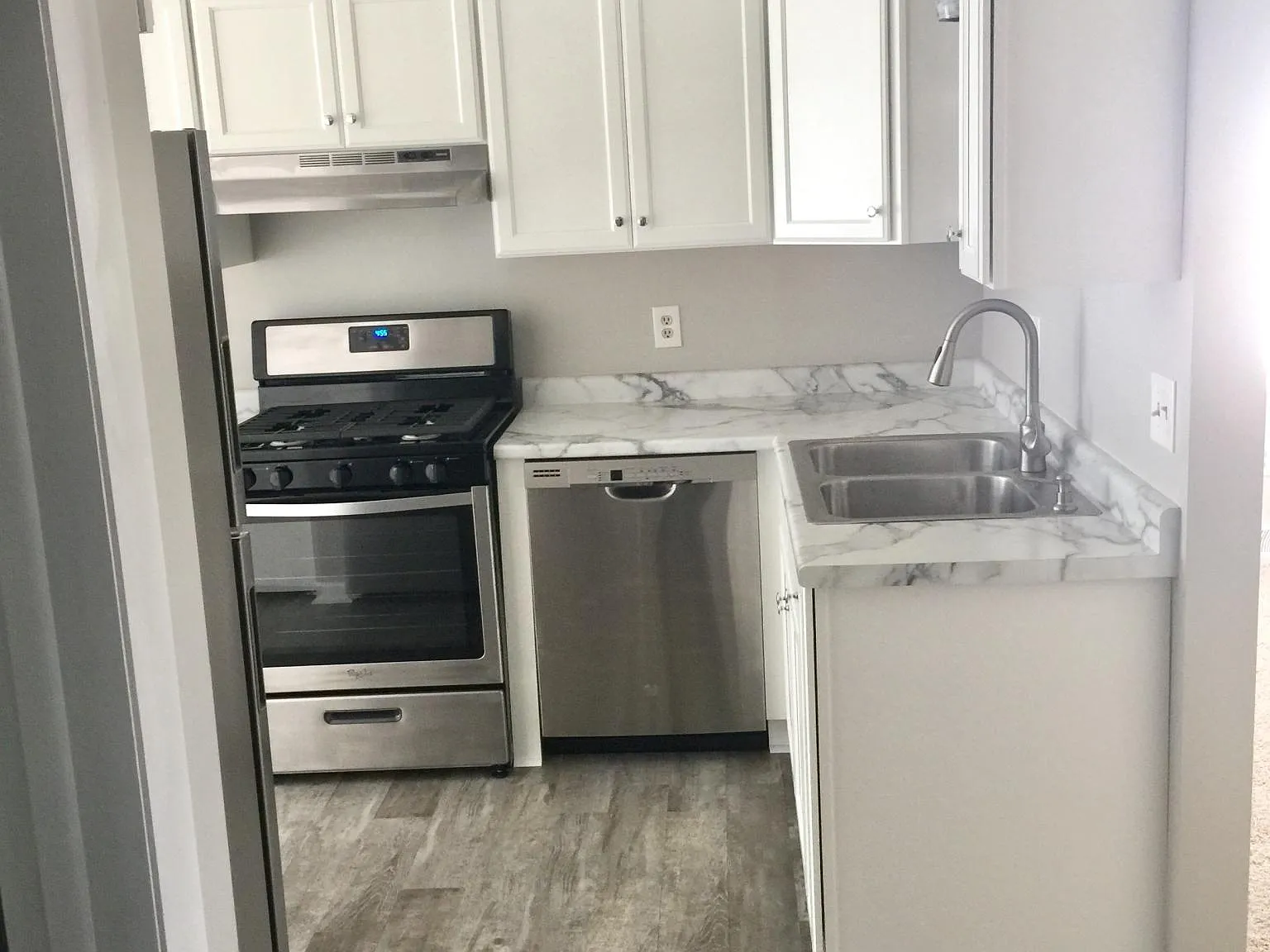 2 bed, 900 sqft, $1,300 — Photo 2