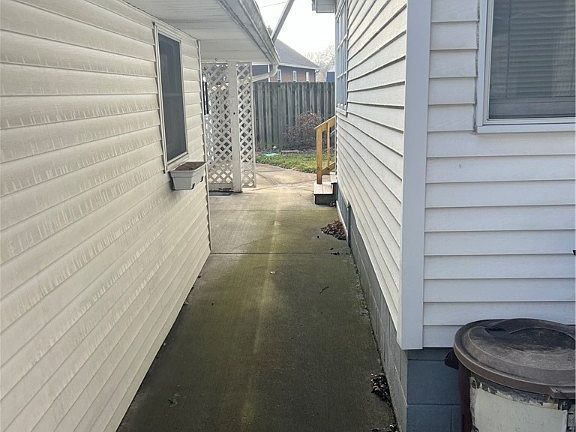 4th image of 225 W Park Ave