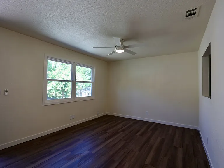 409 Russell St — Photo 3