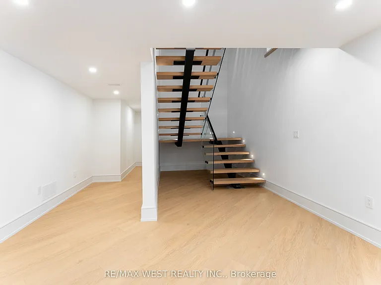 510 Wellington Cres — Photo 22