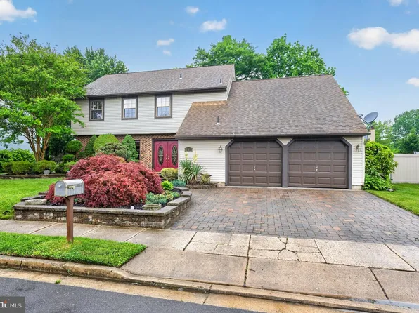 3 Meadowrue Dr, Mount Laurel, NJ 08054