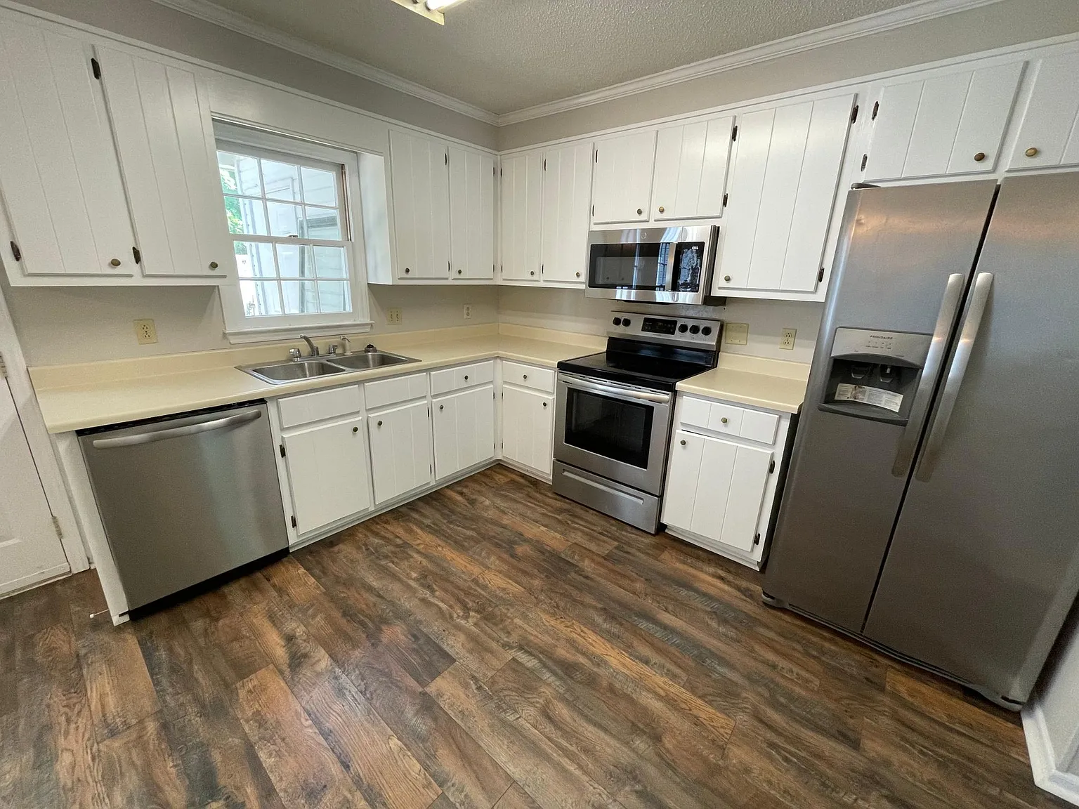 3 bed, 2.5 bath, 1320 sqft, $1,095 — Photo 3