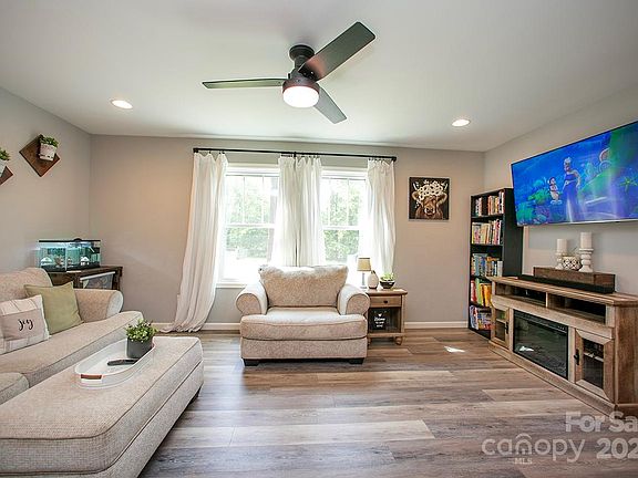 3rd image of 407 Orchard Ln