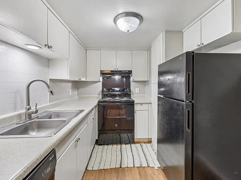 Premier Gardens Apartments — Photo 55