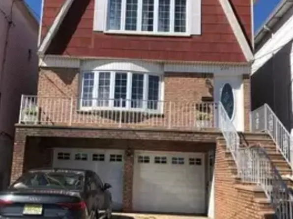 279 Avenue East image 1 of 11