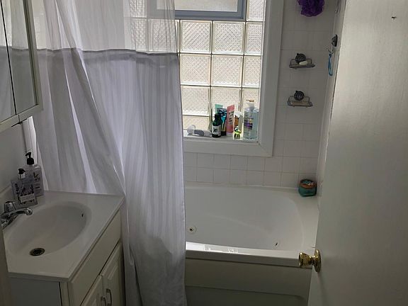 2nd image of 1458 W Winnemac Ave APT 1N