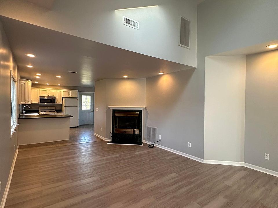 1st image of 242 1/2 Creve Coeur St #2