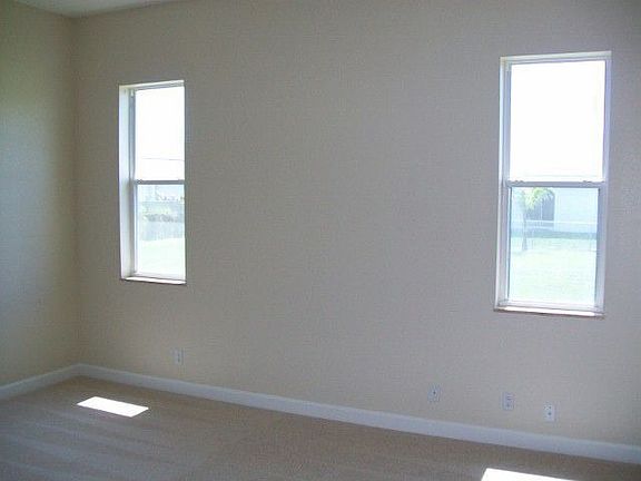 4th image of 1042 SW Alcantarra Blvd