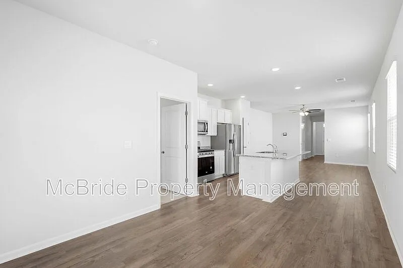 3 bed, 2.0 bath, 1376 sqft, $1,890 — Photo 4