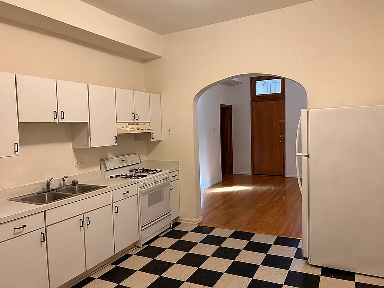 1951 W Division St #2R — Photo 11