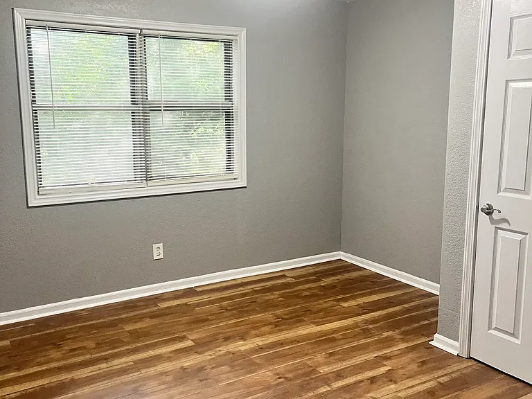 1018 W 29th St — Photo 30