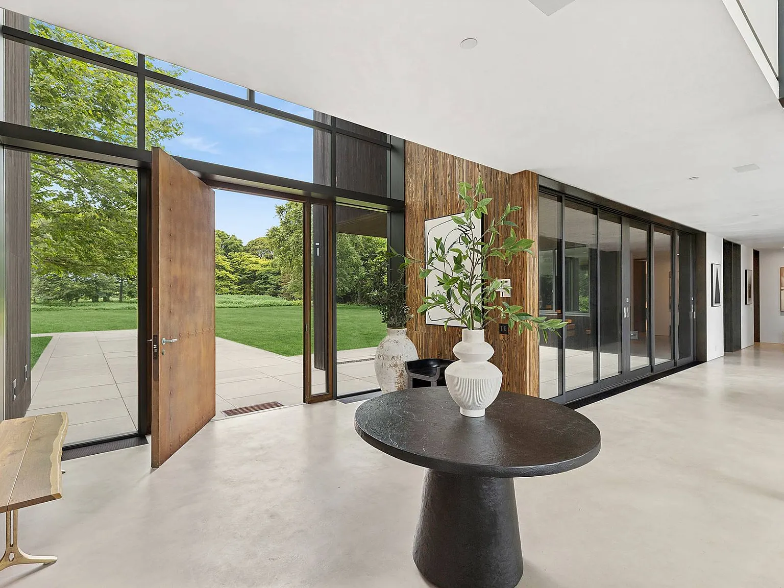 Unparalleled Oceanfront Estate Rental — Photo 4