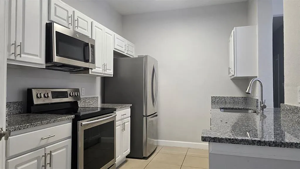 3 bed, 2.0 bath, 1408 sqft, $2,100 — Photo 3