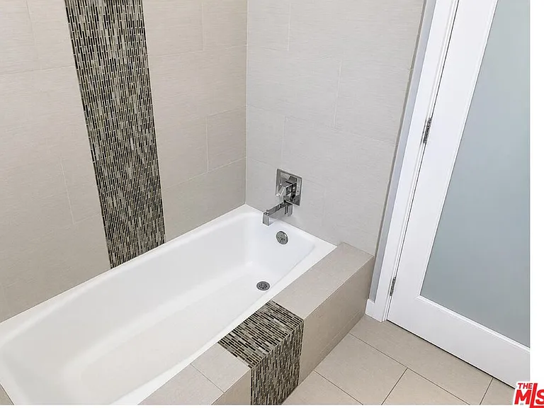 1219 S Burnside Ave — Photo 15