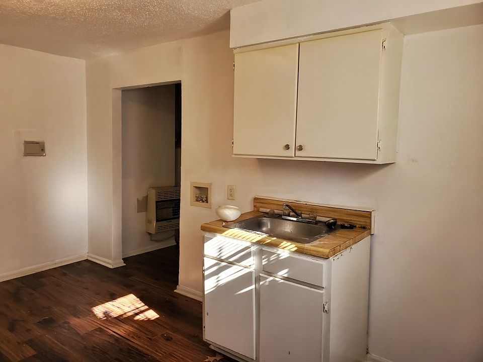 2nd image of 2340 Warren St
