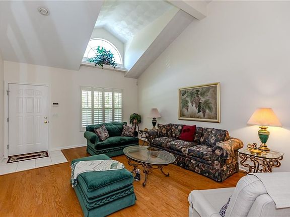 5th image of 32 Orchard Meadows Dr