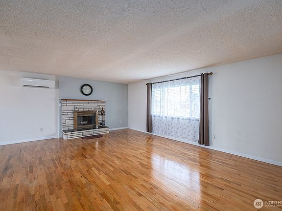 5th image of 917 S Dahlia Drive