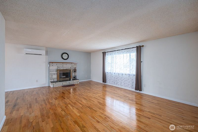 5th image of 917 S Dahlia Drive