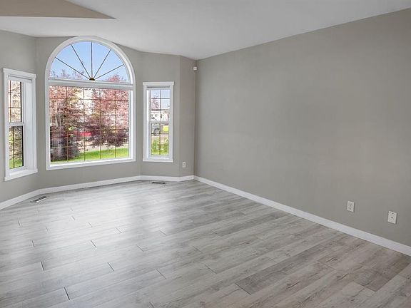 4th image of 102 E Pinnacle Cres